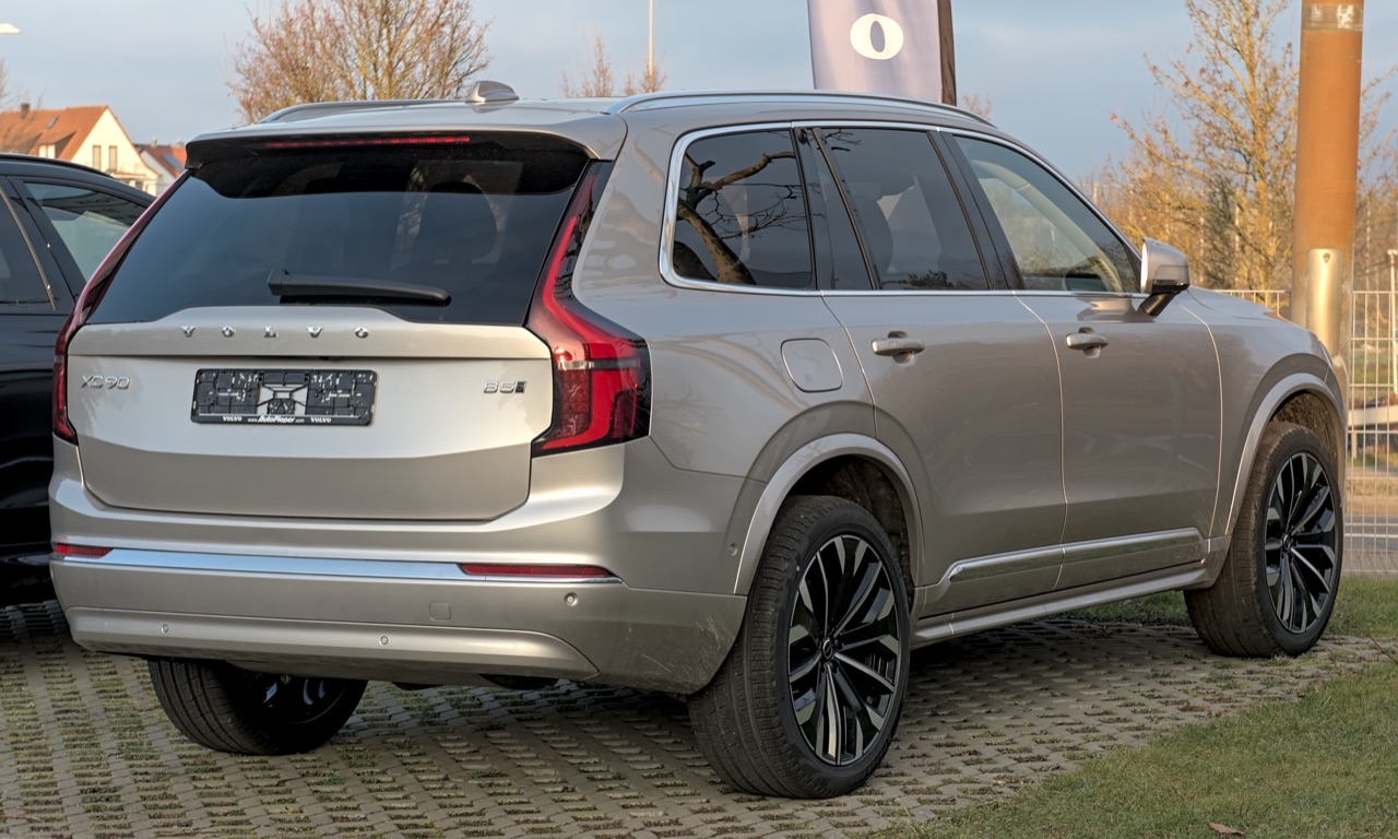 Volvo XC90 Core trim — luxury essentials, Fort Myers FL