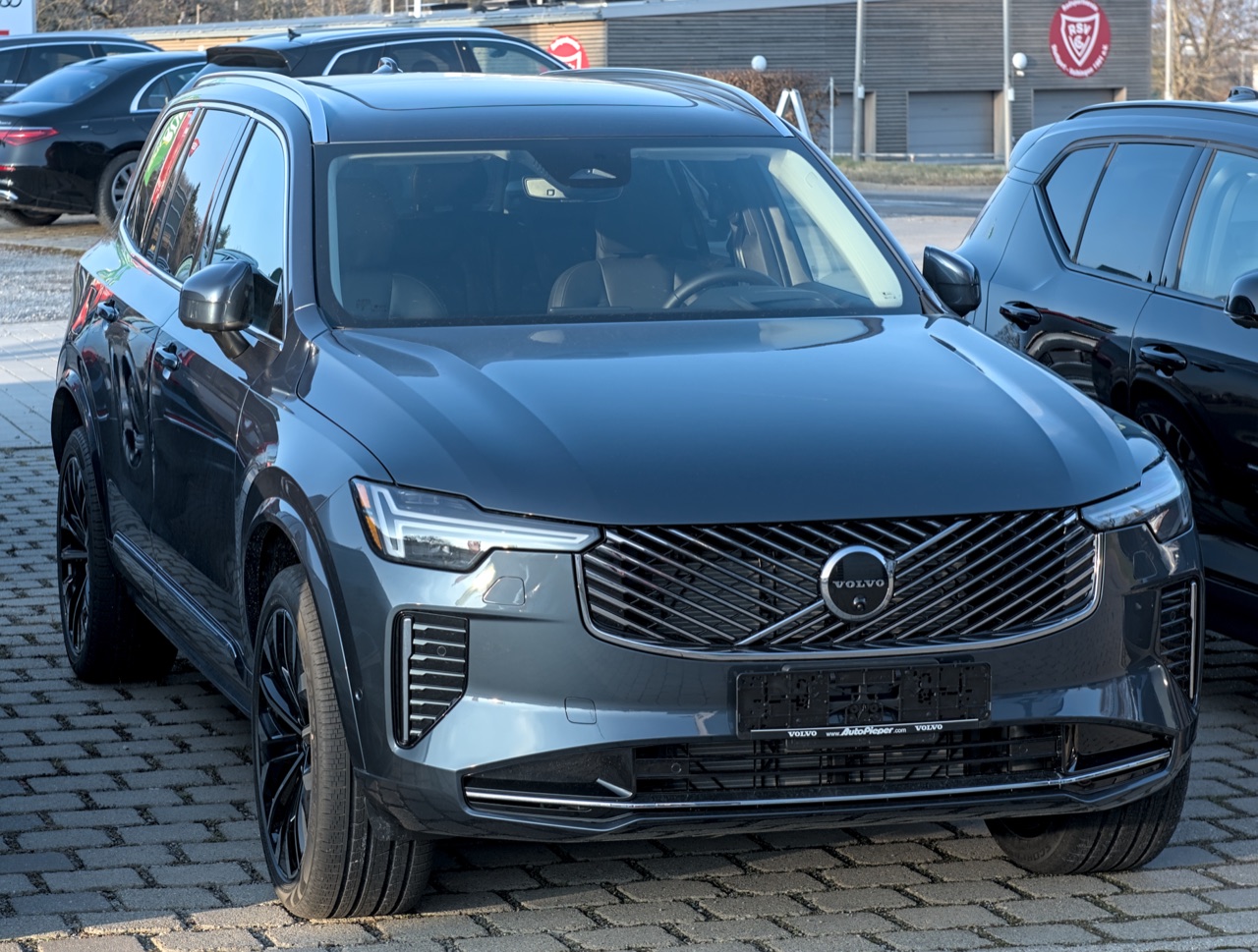 Volvo XC90 T8 Plug-In Hybrid — 455hp, 32mi electric range for Fort Myers commutes
