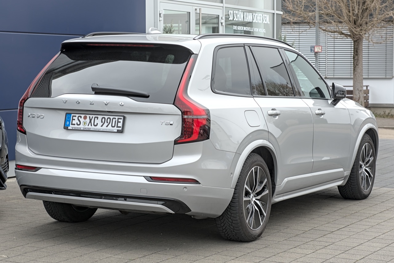 Volvo XC90 Ultra trim side profile — premium cabin, Naples and Fort Myers FL